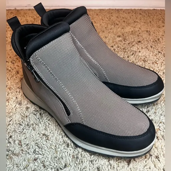 Cougar River Nylon Waterproof Sneaker in a Taupe/Grey Size 10