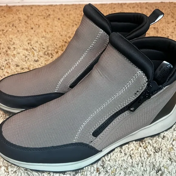 Cougar River Nylon Waterproof Sneaker in a Taupe/Grey Size 10
