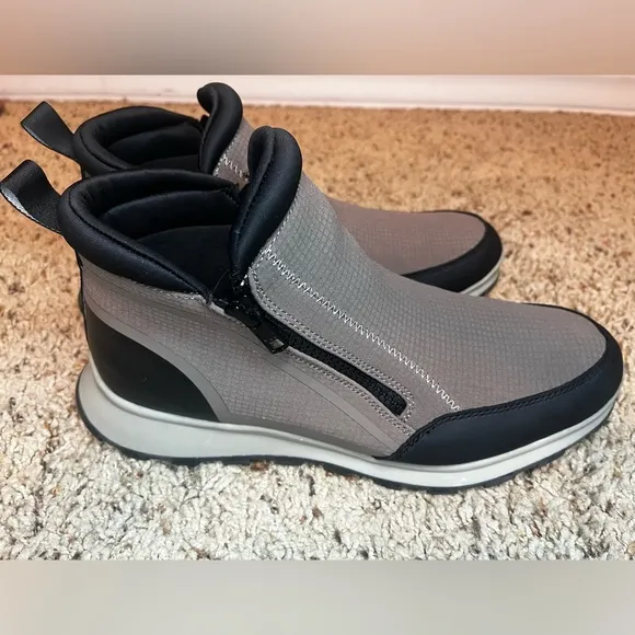 Cougar River Nylon Waterproof Sneaker in a Taupe/Grey Size 10