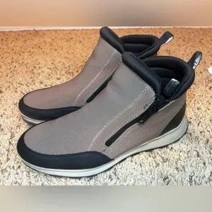 Cougar River Nylon Waterproof Sneaker in a Taupe/Grey Size 10