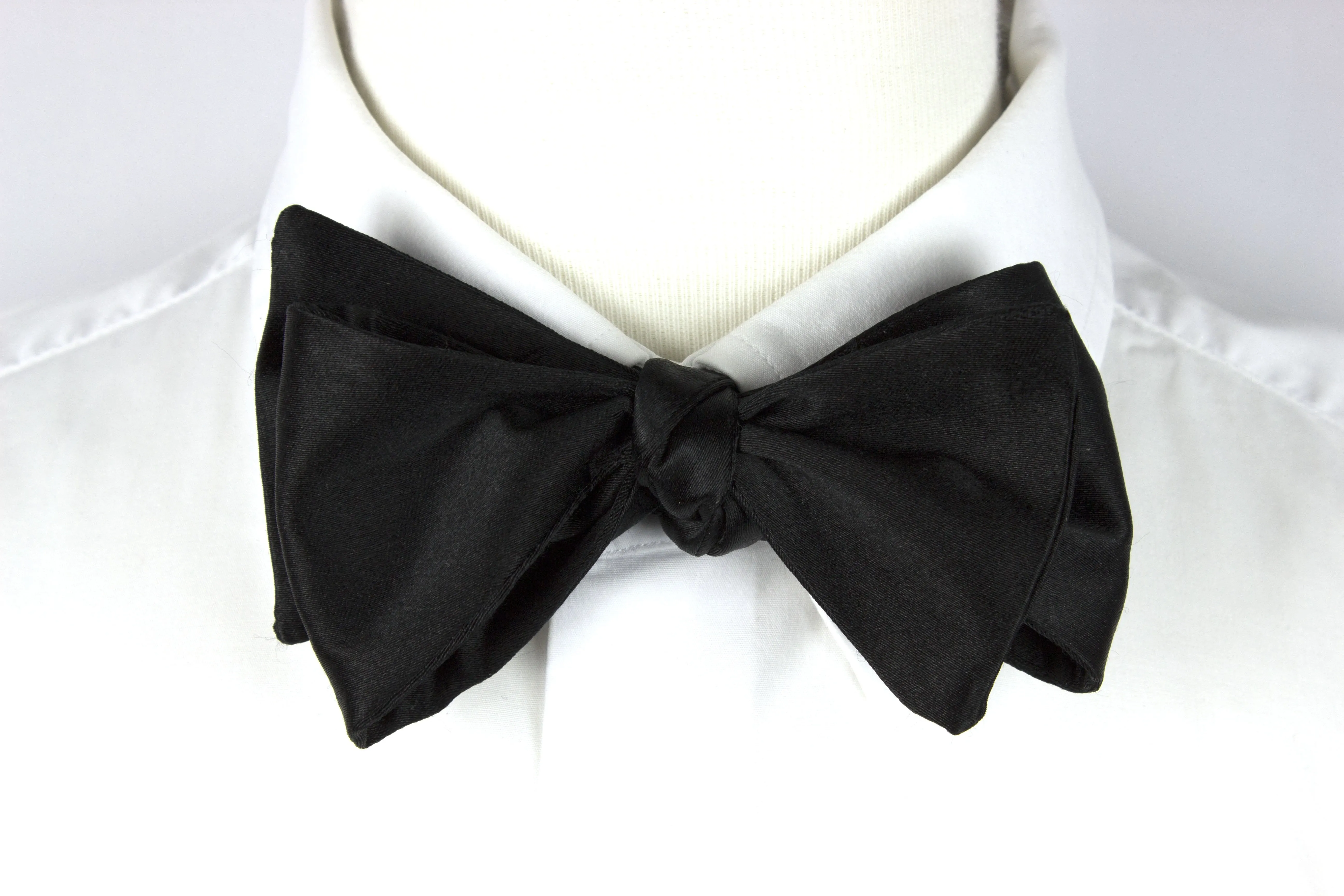 THE CLASSIC - SILK BOWTIE