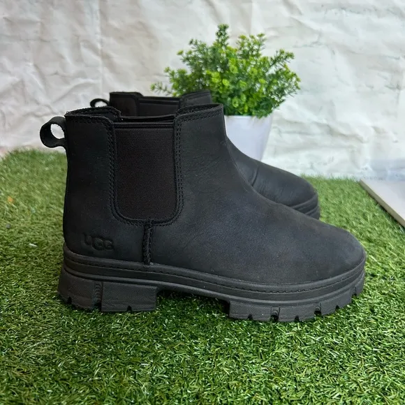 UGG Ashton Chelsea black Boot for Kids size 3 gently used