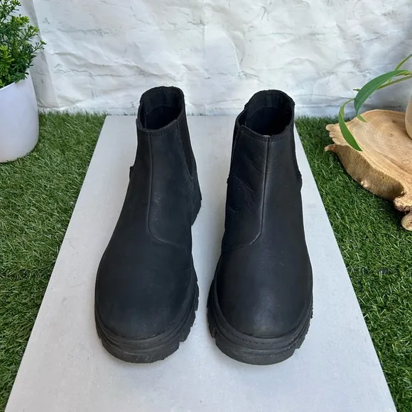 UGG Ashton Chelsea black Boot for Kids size 3 gently used