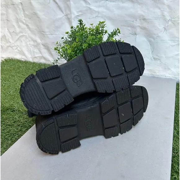 UGG Ashton Chelsea black Boot for Kids size 3 gently used