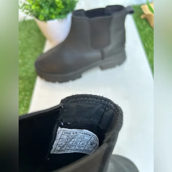 UGG Ashton Chelsea black Boot for Kids size 3 gently used