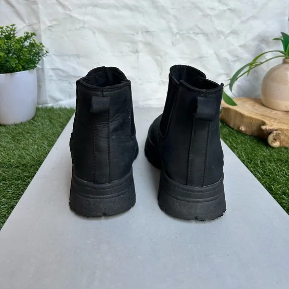 UGG Ashton Chelsea black Boot for Kids size 3 gently used