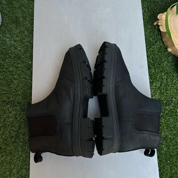 UGG Ashton Chelsea black Boot for Kids size 3 gently used