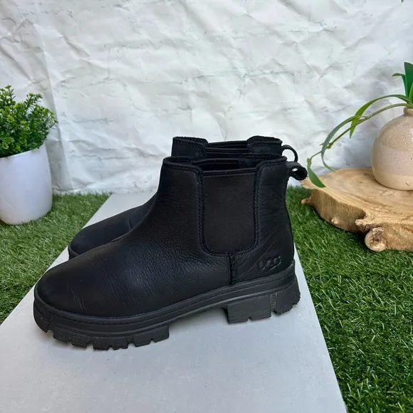 UGG Ashton Chelsea black Boot for Kids size 3 gently used